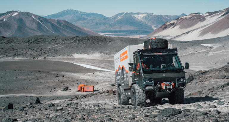 TERREN Elektromehrzweckfahrzeug am Höhenlager Refugio Tejos auf 5825m